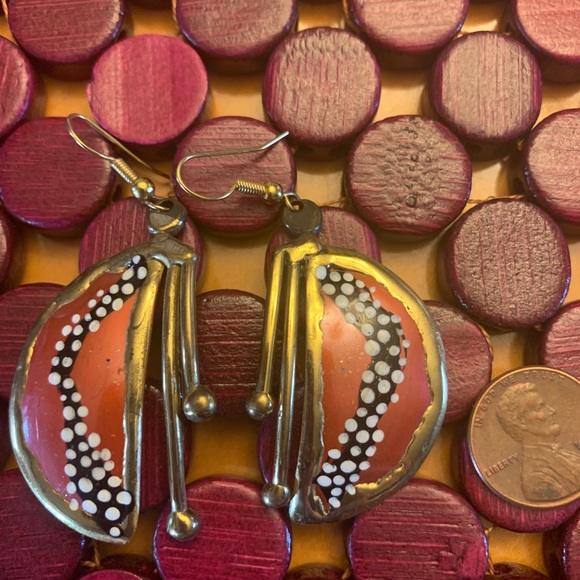 Hand painted vintage coral and gold earrings - Picture 2 of 3